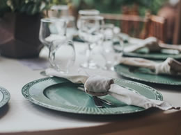 Sousplat dourado e detalhes em renda - locação