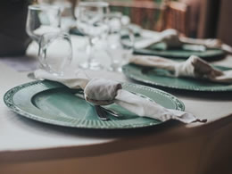Decoração de mesa com sousplat e guardanapos - locação